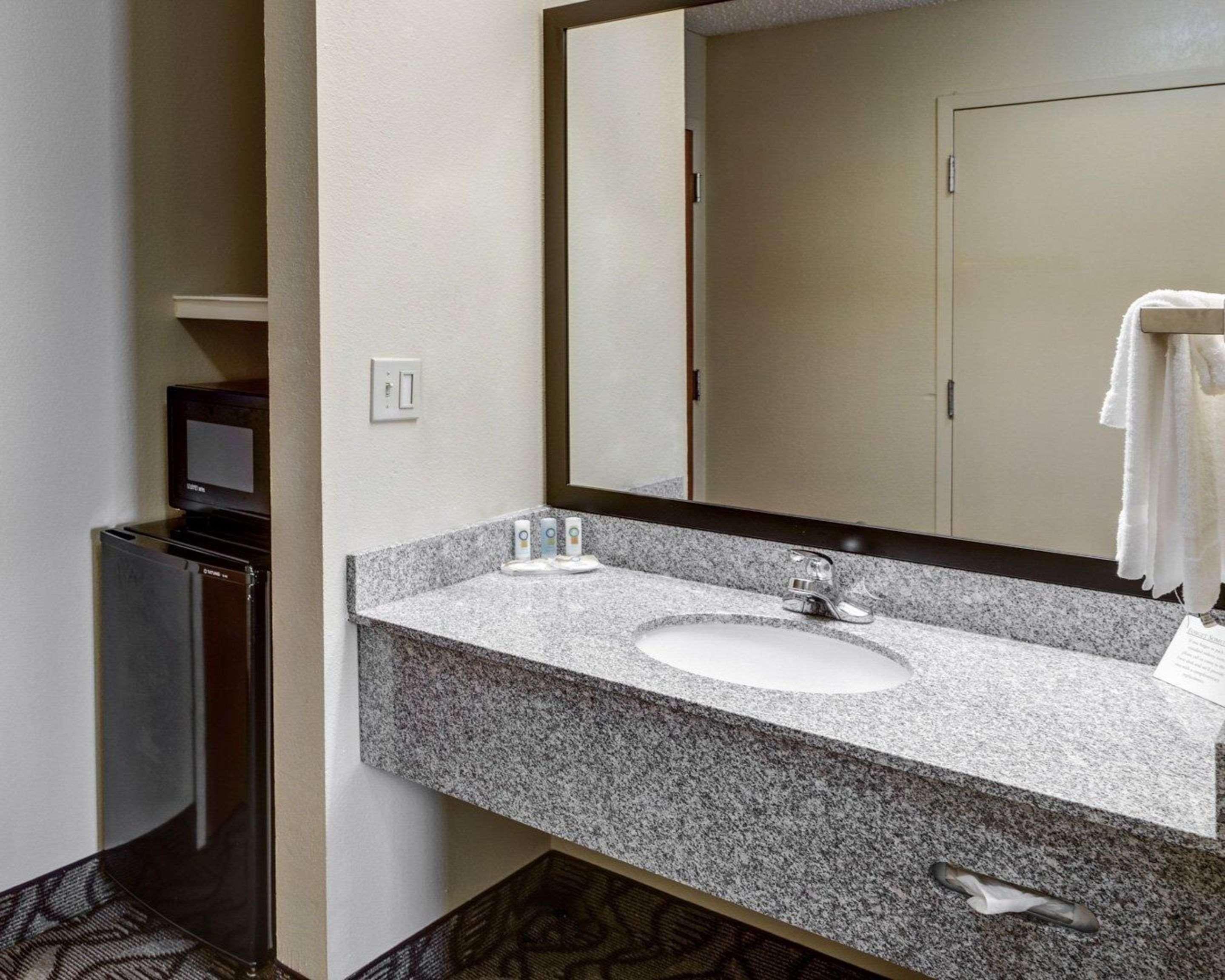 Quality Suites Baton Rouge East - Денем Спрингс Экстерьер фото