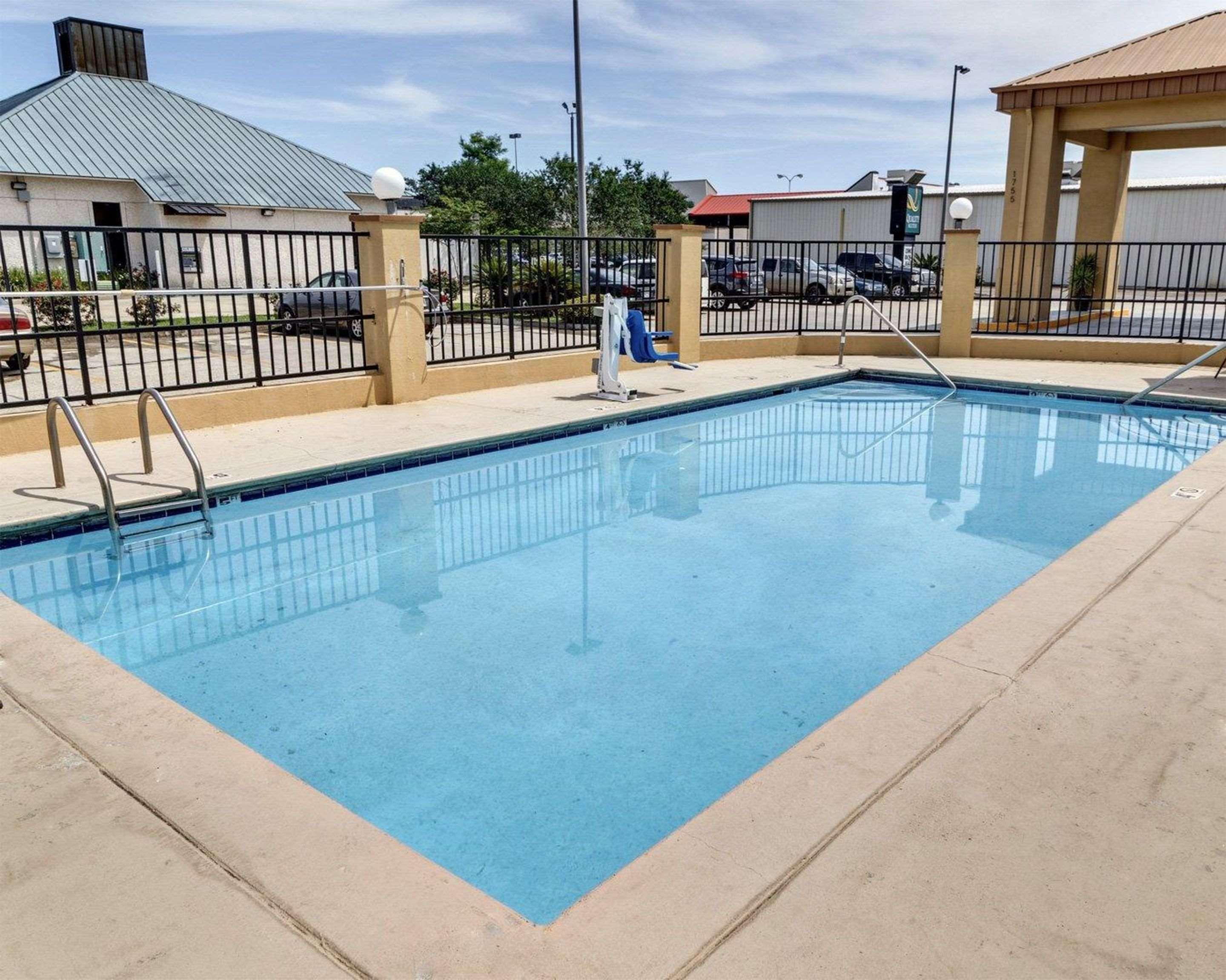 Quality Suites Baton Rouge East - Денем Спрингс Экстерьер фото