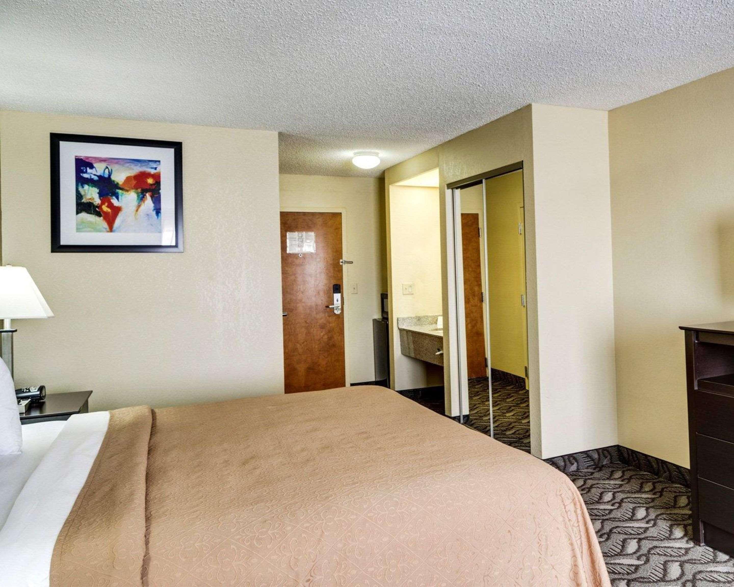 Quality Suites Baton Rouge East - Денем Спрингс Экстерьер фото