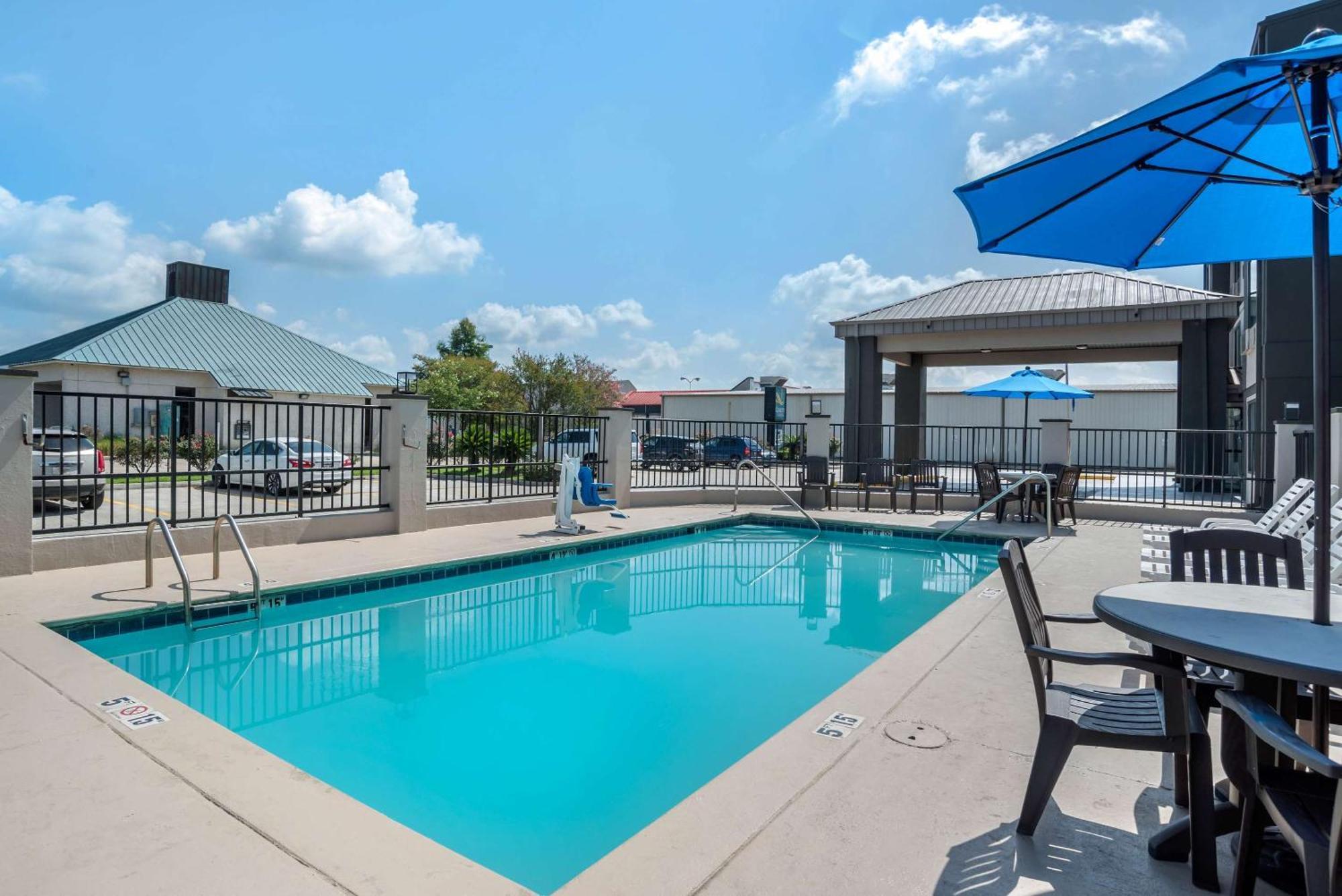 Quality Suites Baton Rouge East - Денем Спрингс Экстерьер фото